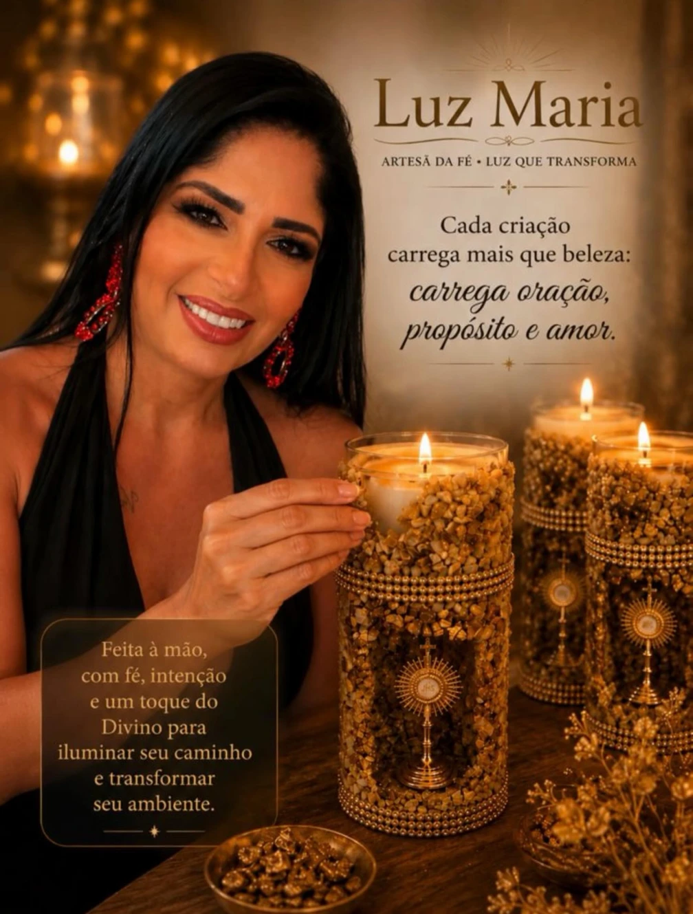 Luz Maria segurando vela artesanal decorada com ornamentos dourados